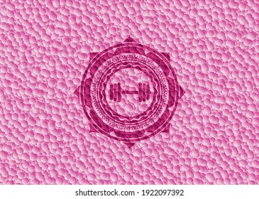 icono de timbre dentro de una insignia rosa con fondo de burbujas. Ilustración vectorial. Detallado. 
