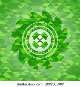 Hantel-Symbol in einem realistischen grünen Mosaik-Emblem. 