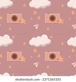 fondo rosa polvoriento. ilustración vectorial. un patrón interminable. cámara, estrellas, nubes, avión de papel y un rastro del avión en forma de corazón. diseño rosa para los niños