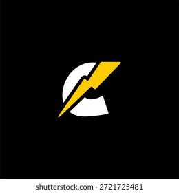 Logotipo dinámico de la letra C combinado con un símbolo del rayo. Vector moderno para tecnología de vehículos eléctricos (VE), energía renovable y marca de inicio de energía