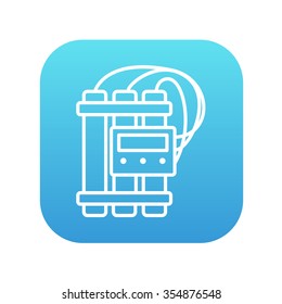 Icono de línea dinamita y detonador para web, móvil e infografía. Icono de blanco vector en el cuadrado de gradiente azul con esquinas redondeadas aisladas en fondo blanco.