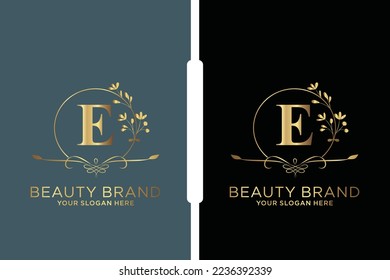 E Beauty Vektorgrafik Logo, Goldene Blumenbriefe mit Blütenblättern und Goldsplatten einzeln auf weißem Hintergrund. Vektorgrafik für Hochzeiten, Grußkarten, Einladungen, Vorlagendesign