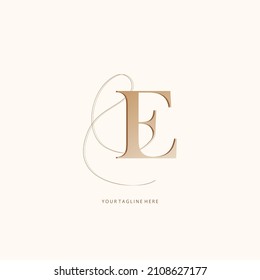 E letra inicial y logotipo de firma. Un logotipo inicial de escritura a mano de concepto. Grabado de lujo.
