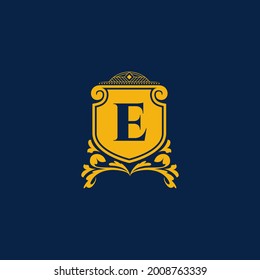 E Letra inicial con plantilla real. Elegante con el vector del logotipo de la corona, Ilustración vectorial con el logotipo de fletación creativa. Bandas de escudos reales, concepto de logotipo de escudo de armas.