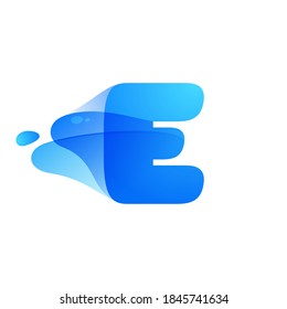 Logo de la letra E hecho de agua clara y gotas de rocío. Puedes usarlo en tu identidad ecológica, emblema orgánico, diseño de acuarela azul y otros. 