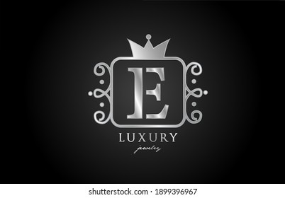 Logo de la letra del alfabeto metálico monograma E. Diseño de iconos creativos con corona king para negocios de lujo y empresa 