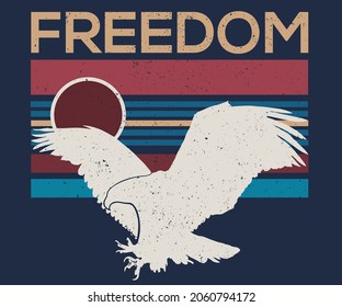 Diseño de impresión retro de libertad de águila. Ave vuela sobre las obras de arte del vector del cielo.