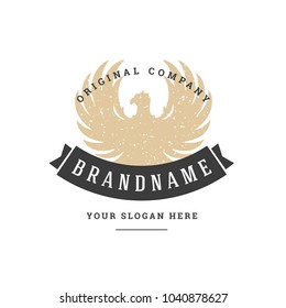 Logo dibujado a mano con águila aislado en ilustración vectorial de fondo blanco para etiquetas, insignias, camisetas y otro diseño.