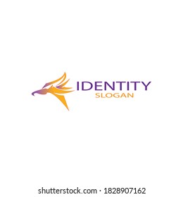 logotipo de diseño de cabeza de águila en color oro
