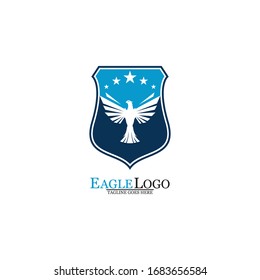 Adler Logo Template Design mit einem Schild und Sternen. Vektorillustration.