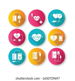 Diseño plano de síntoma precoz de embarazo largo sombra de los iconos conjunto. Tensión arterial alta. Examen médico. Atención médica al paciente. Medición del manómetro. Hipertensión. Ilustración de color RGB de silueta