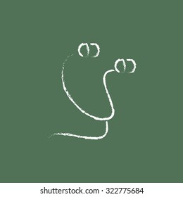Mano auricular dibujada con tiza en un icono blanco vectorial de pizarra aislado en un fondo verde.
