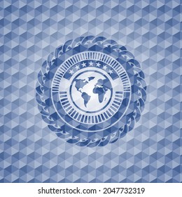 icono de tierra dentro del emblema azul con fondo geométrico. 