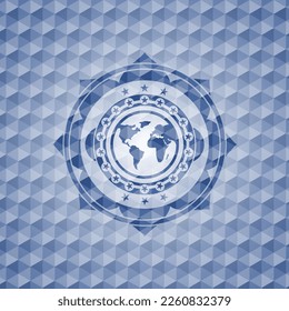 Erdsymbol in blauem Emblem oder Abzeichen mit abstraktem geometrischem Muster-Hintergrund. 
