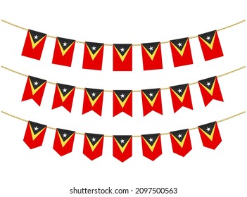 Osttimor-Flagge auf den Seilen auf weißem Hintergrund. Set von patriotischen Streichfahnen. Jagdverzierung der Osttimor-Flagge
