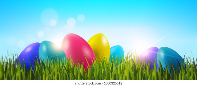 Osterhintergrund mit bunten Eiern auf grünem Gras auf horizontaler blauer Himmel, Vektorgrafik
