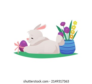 Composición de banner de Semana Santa con conejito, flores y huevo coloreado, ilustración vectorial plana aislada en fondo blanco. Conejo de pascua tendido sobre la hierba.