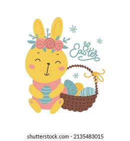 Conejo de Pascua con Cesta de Pascua. Carácter de conejo lindo con una flor en la cabeza sosteniendo su hallazgo afortunado. Plantilla de tarjeta o banner con texto escrito.