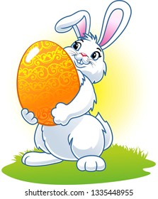 Un conejito de Pascua con un gran huevo en sus patas.