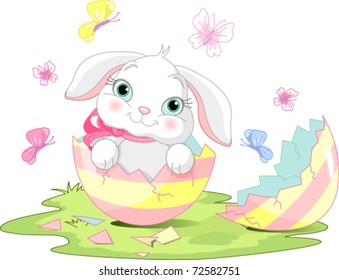 Conejo de Pascua sentado en el huevo de Pascua roto.
