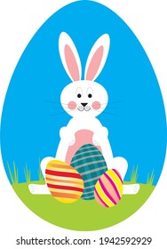 Un conejo de Pascua sentado sobre hierba verde, tres coloridos huevos de Pascua, cielo azul en el fondo
