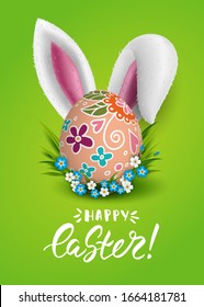 Tarjeta de Pascua con huevo, flores y orejas conejitas realistas. Ilustración vectorial 3D. Fondo verde de primavera. Inscripción escrita a mano Feliz Pascua. Letrería de pincel, caligrafía.