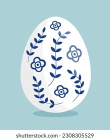 Concepto de huevo de Pascua. Ornamento azul de flores sobre huevo blanco. Fiesta y fiesta de primavera de religión tradicional. Afiche o cartel para el sitio web. Dibujo vectorial plano de dibujos animados aislado en fondo azul