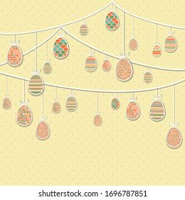  Huevo de Pascua. Huevos coloridos de Semana Santa colgando de las cuerdas con arcos. Fondo amable.