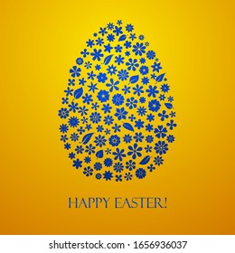 Huevo de Pascua hecho de flores y hojas, azul sobre fondo amarillo