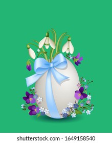 Huevo de Pascua con cintas y flores de primavera, gotas de nieve, violetas y me olvidan las nociones,
Tarjeta de Pascua para saludos de Pascua,
Ilustración de vectores aislada en fondo verde
