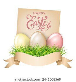 Huevos de Pascua en hierba verde, papel con texto y cinta. Aislado sobre fondo blanco. Elemento para diseño festivo de Pascua