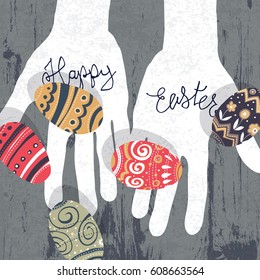 Huevos de Pascua en silueta de manos sobre tablero de madera. Tarjeta de felicitaciones feliz de Pascua dibujada a mano