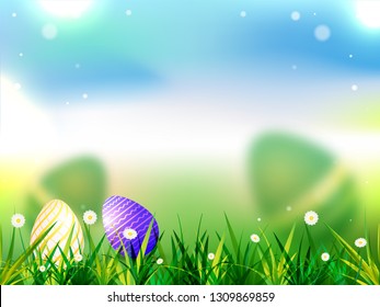 Huevos de Pascua escondidos en el césped sobre fondo borroso para el concepto de celebración del festival.