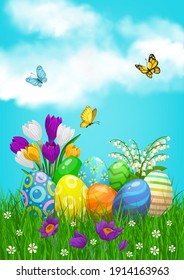 Los huevos de Pascua cazan en el campo con flores y mariposas. Tarjeta vectorial feliz de vacaciones de primavera, huevos decorados cazando en césped con flores de dibujos animados en pradera con hojas de hierba verde bajo cielo azul nublado