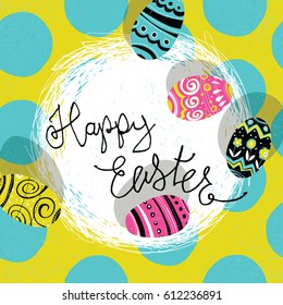 Huevos de Pascua en nido. Colores brillantes Huevos de Pascua. Patrón de grandes puntos de polka negro. Saludos caligráficos. Ilustración vectorial. 