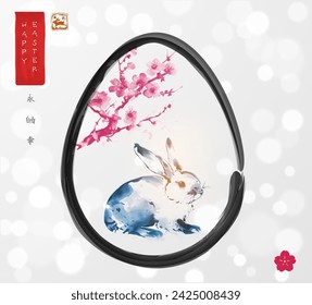 Ostergrußkarte im japanischen Sumi-e-Stil mit Hasen- und Sakura-Blüten im Osterei auf weißem schimmerndem Hintergrund. Hieroglyphen - Ewigkeit, Freiheit, Glück, Kaninchen