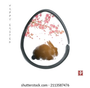 Ostergrußkarte mit Kaninchen unter der Sakura-Blüte. Traditionelles orientalisches Farbbild sumi-e, u-sin, go-hua. Übersetzung von Hieroglyph - Freude.