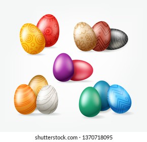 Grupos de huevos de vacaciones de Pascua se reúnen aislados en un fondo blanco