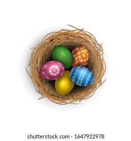 Huevos multicolores de Pascua decorados con adornos en una cesta de ramas de mimbre. Imagen aislada de vectores en un fondo blanco. Clipart para una tarjeta de vacaciones, pancarta, afiche. Huevos realistas, 3d, concepto