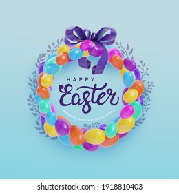 Corona de Pascua con huevos de Pascua. Marco decorativo a partir de huevos de Pascua y elementos florales. Huevos de Pascua con adornos en forma de círculo. Tarjeta de felicitación. Ilustración vectorial. Aislado sobre fondo blanco.