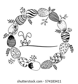 Corona de Pascua con huevos de Pascua dibujados a mano en negro sobre fondo blanco. Marco de doodle decorativo de huevos de Pascua y Elementos florales. Huevos de Pascua con adornos en círculo.