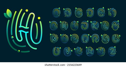 Eco-Alphabet aus Fingerabdruck. Gradienten, die mit grünen Blättern und Tau Tropfen. Ideal für Online-Zahlungskunst, biometrisches Design, Agrarwerbung, reine Lebensmittelverpackung.