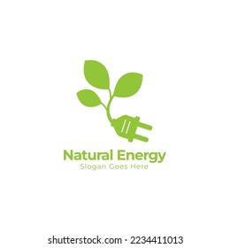 Logotipo del vector de energía ecológica con símbolo de hoja. Color verde con flash o imagen de trueno. Naturaleza y electricidad renovables. Este logotipo es adecuado para tecnología, reciclado, orgánico, enchufe