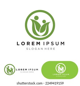 Logotipo del vector de energía ecológica con símbolo de hoja. Color verde con flash o imagen de trueno. Naturaleza y electricidad renovables. Este logotipo es adecuado para la tecnología, el reciclaje, el orgánico.