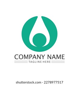 Logotipo del vector de energía ecológica con símbolo de hoja. Color verde con flash o imagen de trueno. Naturaleza y electricidad renovables. Este logotipo es adecuado para la tecnología, el reciclaje, el orgánico.