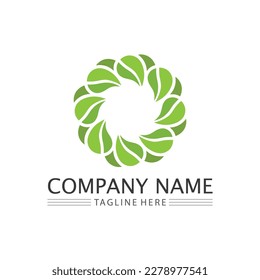 Logotipo del vector de energía ecológica con símbolo de hoja. Color verde con flash o imagen de trueno. Naturaleza y electricidad renovables. Este logotipo es adecuado para la tecnología, el reciclaje, el orgánico.