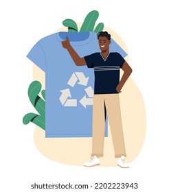 Concepto de ropa ecológica. Ropa con símbolo de reciclado o reutilización. Un joven sonriente muestra sus pulgares hacia arriba y compra una camiseta de segunda mano. Moda sustentable. Dibujo vectorial plano de dibujos animados