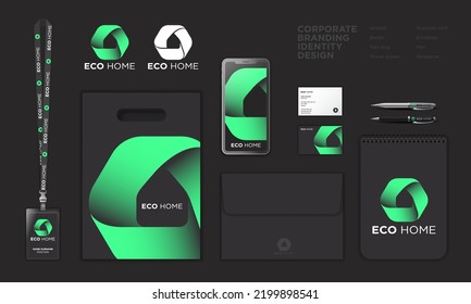 Logo de Eco Home. Tecnología de innovación El icono de la casa consiste en una cinta de plegado verde. Identidad: lanyard, badge, bolso de papel, pantalla, sobre, bolígrafo, tarjeta de visita. Tema negro.