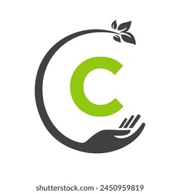 Logotipo ecológico en la letra C Concepto con mano y hoja símbolo. Signo de reciclaje