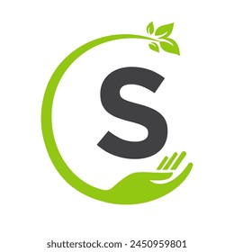 Logo Eco en la letra S concepto con mano y hoja símbolo. Signo de reciclaje